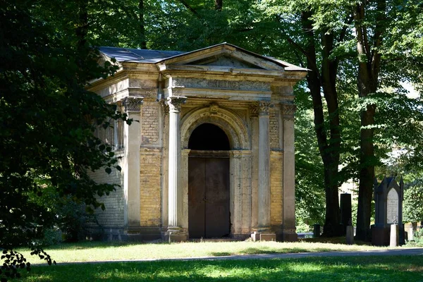 Una Vieja Cripta Envejecida Entre Árboles Gran Cementerio Riga Letonia —  Fotos de Stock