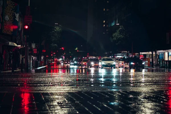 Die Autos Auf Einer Nassen Asphaltstraße Sydney Australien Der Nacht — Stockfoto
