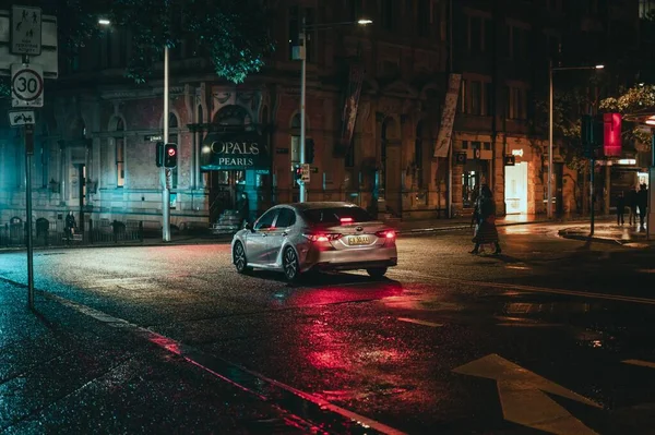 Вночі Сіднеї Австралія Машина Мокрій Асфальтній Дорозі — стокове фото
