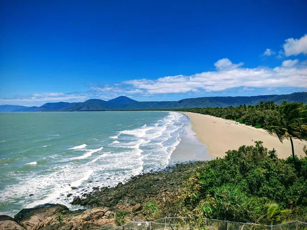 Piękny Widok Piaszczystą Plażę Zieloną Roślinnością Morze — Zdjęcie stockowe