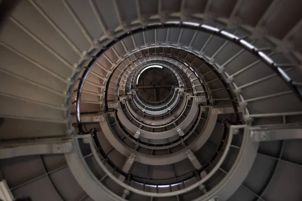 Bir Binanın Içindeki Sarmal Merdiven — Stok fotoğraf