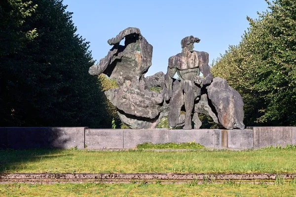 拉脱维亚里加森林公墓的著名拉脱维亚作家Vilis Lacis的雕像 — 图库照片