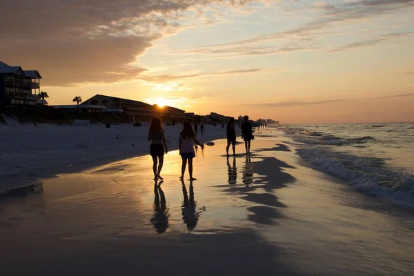 Красивий Знімок Друзів Йдуть Біля Пляжу Заході Сонця — стокове фото