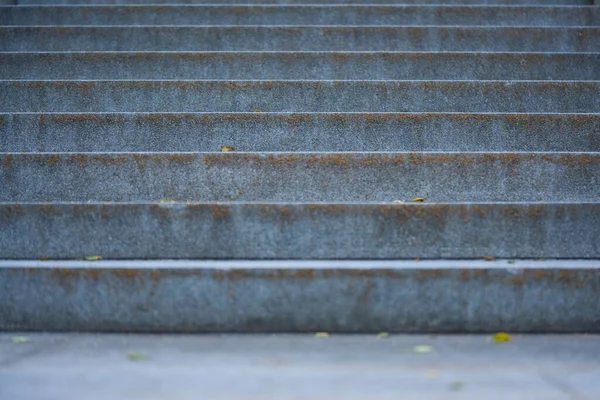Ένα Επιλεκτικό Πλάνο Εστίασης Από Σκάλες Από Γκρίζες Πέτρες Γρανίτη — Φωτογραφία Αρχείου