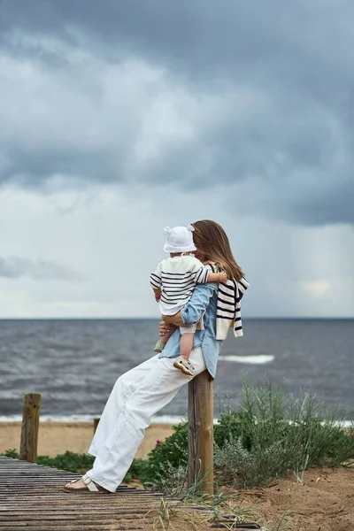 Bulutlu Bir Günde Çocuğunu Kucaklayan Bir Annenin Dikey Çekimi — Stok fotoğraf
