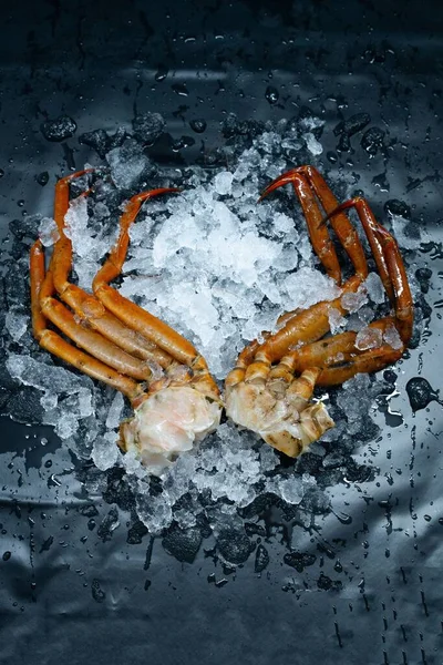 Eine Vertikale Aufnahme Von Aufgeschnittenen Teilen Einer Krabbe Auf Eis — Stockfoto