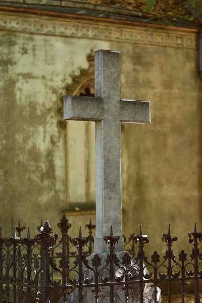 Colpo Verticale Una Grande Croce Pietra Bianca Cimitero — Foto Stock