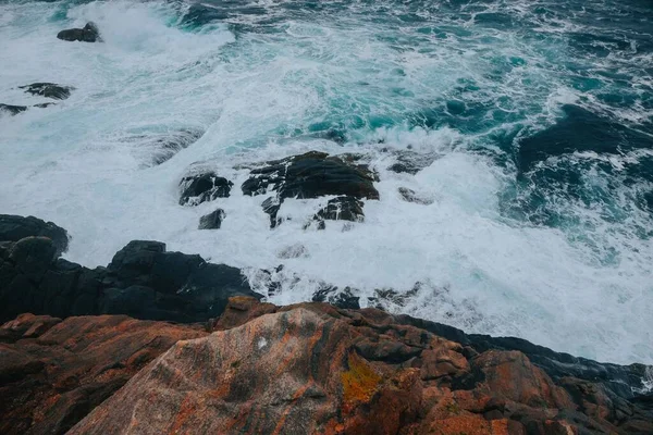 在挪威的林德斯内 泡沫般的白浪拍打着岸上的岩石 — 图库照片