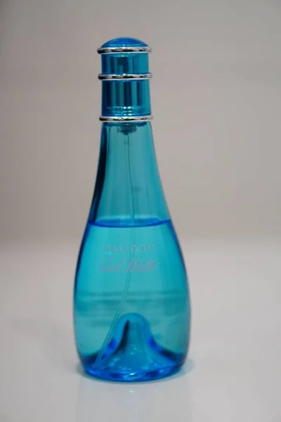 青いスプレーボトルの中のダビドフの女性の香水の垂直閉鎖 — ストック写真