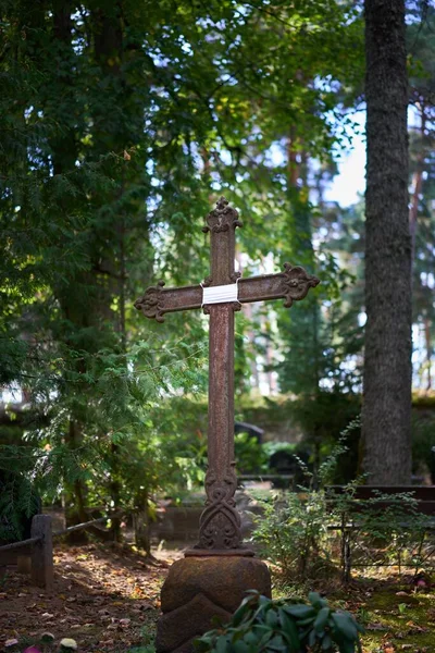 Vertical Shot Rusty Metal Cross Facemask Hanging Old Cemetery — Stock Photo, Image
