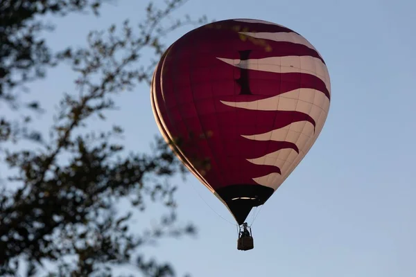 热气球飞越天空和树木背景的特写镜头 — 图库照片