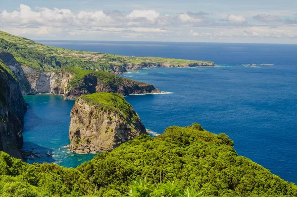 Eine Wunderschöne Landschaft Mit Blauem Meer Und Grünen Klippen Unter — Stockfoto