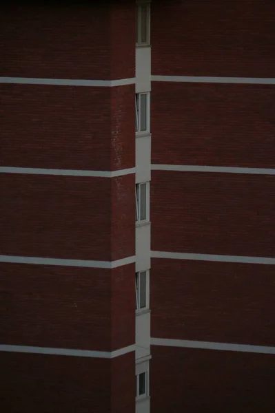 一个由棕色和白色夹层砖砌成的垂直高角公寓楼 — 图库照片