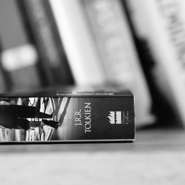 托尔金的 霍比特人 在书架上的垂直灰度特写 — 图库照片