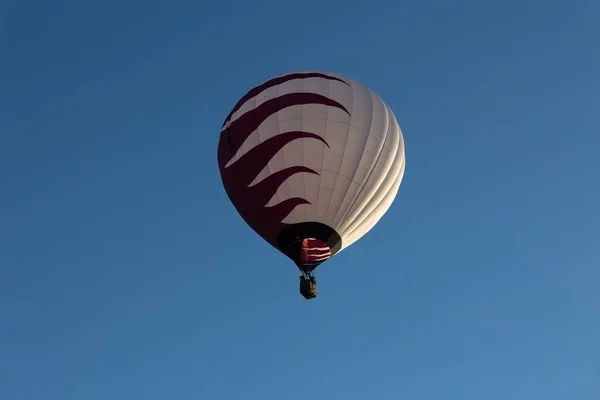 Mavi Gökyüzünde Bir Hava Balonunun Yakın Çekimi — Stok fotoğraf