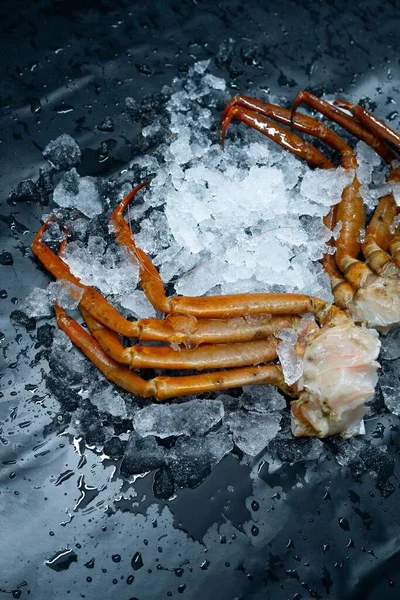 Eine Vertikale Aufnahme Von Aufgeschnittenen Teilen Einer Krabbe Auf Eis — Stockfoto