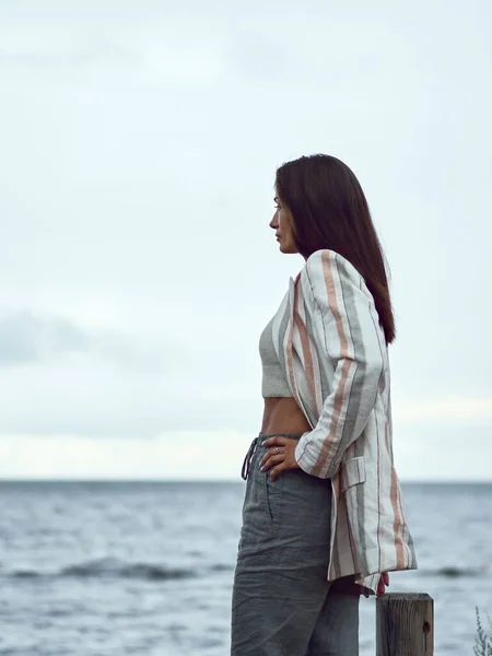 Attraktiv Vit Vit Vit Kvinna Poserar Den Blåsiga Stranden Ett — Stockfoto