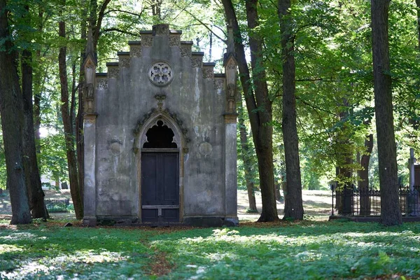 Uma Antiga Cripta Intempérie Entre Árvores Grande Cemitério Riga Letónia — Fotografia de Stock