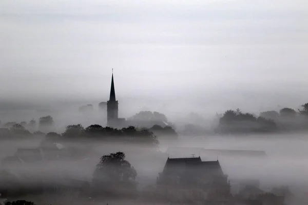 Башня Сельской Церкви Туманным Осенним Утром — стоковое фото