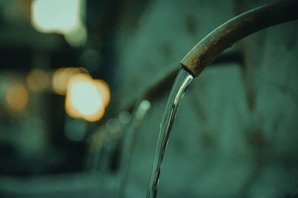 Detailní Záběr Nalití Vody Potrubí — Stock fotografie