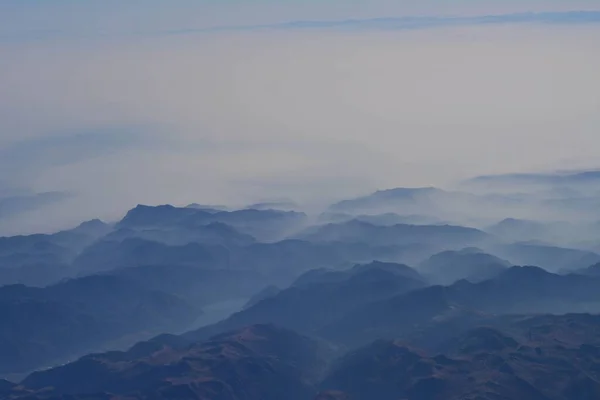 背景に霧の上と空の中央山脈の高角度 — ストック写真