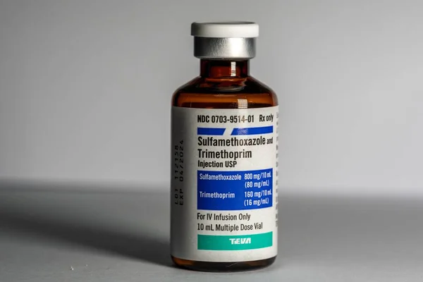 Eine Flasche Sulfamethoxazol Und Trimethoprim Antibiotika Zur Behandlung Von Infektionen — Stockfoto