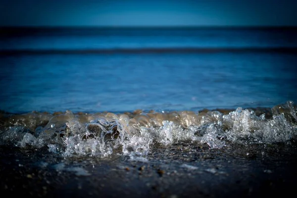 Closeup Waves Hitting Shore — Stock Photo, Image