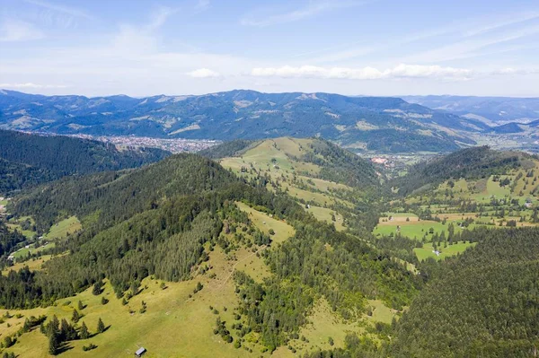 Atemberaubender Blick Auf Geschichtete Bergketten Mit Dichtem Kiefernwald Und Grünem — Stockfoto