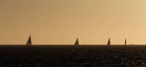 Гарний Знімок Вітрильних Човнів Морі Під Час Заходу Сонця — стокове фото