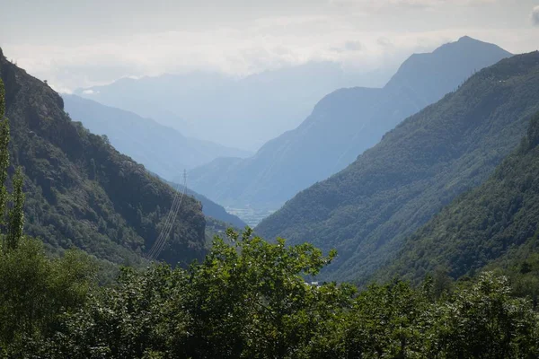 Uma Vista Panorâmica Das Montanhas Cobertas Árvores Itália Dia Nebuloso — Fotografia de Stock