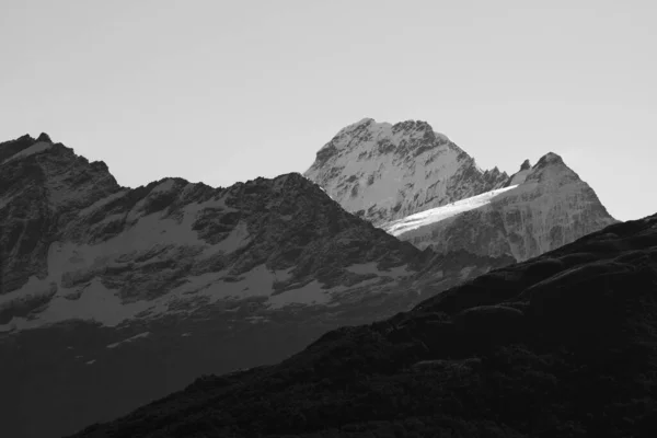 雪のアルプスの灰色のショット — ストック写真