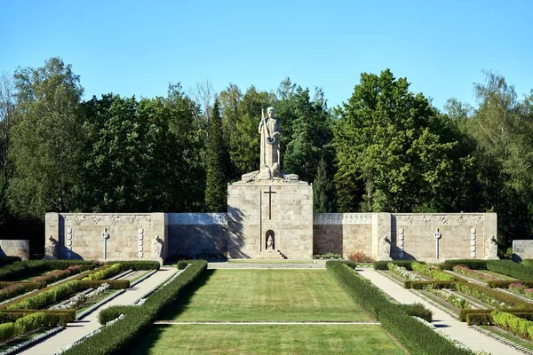 Malownicze Ujęcie Figury Matki Cmentarzu Braci Rydze Łotwa — Zdjęcie stockowe