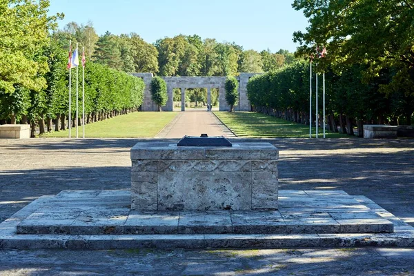 Zbliżenie Wiecznego Płomienia Płonącego Przy Wejściu Cmentarz Braci Rydze Łotwa — Zdjęcie stockowe