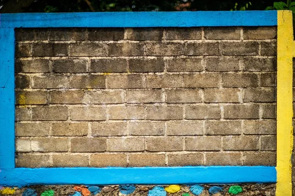 黄色と青のフレームを持つ古い石の壁 — ストック写真