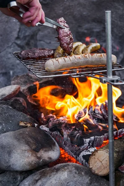 Una Verticale Barbecue Salsicce Grigliate All Esterno — Foto Stock