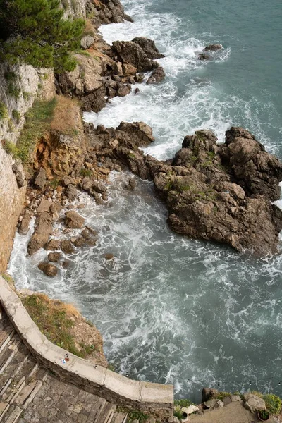 Eine Vertikale Aufnahme Einer Sonnigen Meeresküste Mit Wellen Die Die — Stockfoto