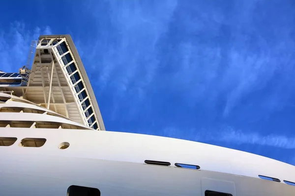 Low Angle Shot Brim Large Cruise Ship — Stock Photo, Image