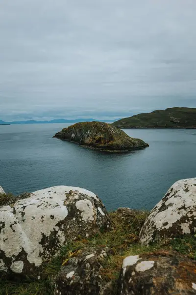 Eine Vertikale Aufnahme Der Schönen Landschaft Der Insel Skye Unter — Stockfoto