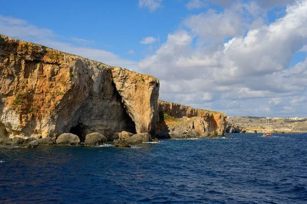 Krajina Záběru Fungus Rock Pobřeží Gozo Pod Zataženou Modrou Oblohou — Stock fotografie