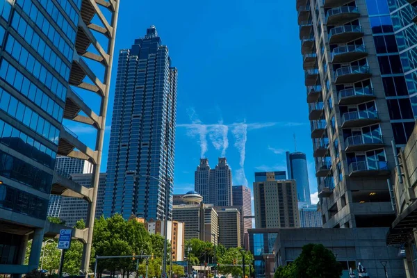 青空の下に現代的な高層ビルが立ち並ぶアトランタの美しい街並み — ストック写真