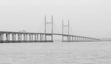 İngiltere 'de Severn Nehri üzerindeki güzel bir köprü manzarası.