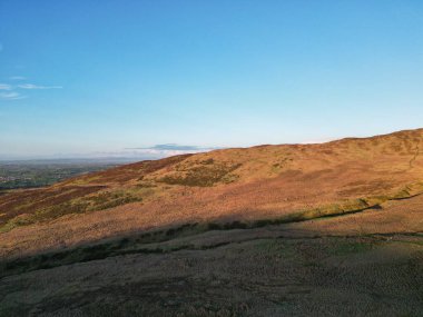 Mavi gökyüzünün altında bir manzara anteni..