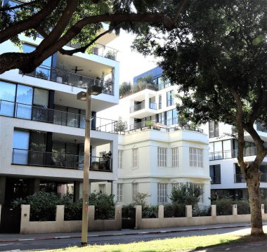 Rothchild Bulvarı 'ndaki eski malikanenin yanındaki modern mimari, Tel Aviv, İsrail