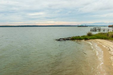 York Nehri 'nin kıyısının büyüleyici bir görüntüsü ve ufuktaki ufuk çizgisi Gloucester Virginia ABD' de açık bir günde.