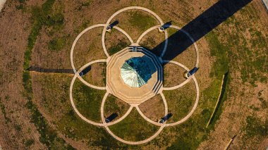 Robert Moses Su Kulesi 'nin üzerinde yüksek açılı bir çekim. Ateş Adası, New York' taki çimenlik alanda.