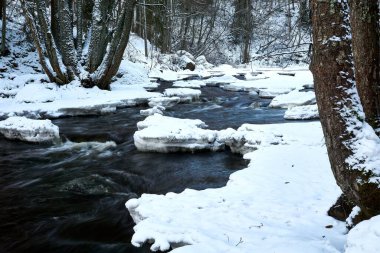 Kışın akan bir nehrin yakın çekimi.