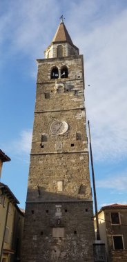 Buje 'deki kilise kulesinin alçak açılı görüntüsü