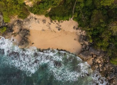 Endonezya, Bali 'de kayalık gizli bir kumsalın hava manzarası.