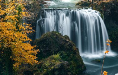 Hırvatistan 'ın Rastoke köyünde uzun süreli bir şelaleye sahip sonbahar manzarası