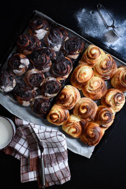 Mutfakta taze pişmiş tarçınlı ruloların üst görüntüsü.